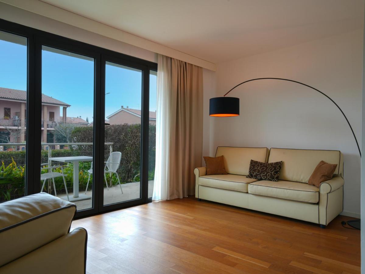 Отель Pisa Tower Plaza Экстерьер фото A living room with a floor lamp