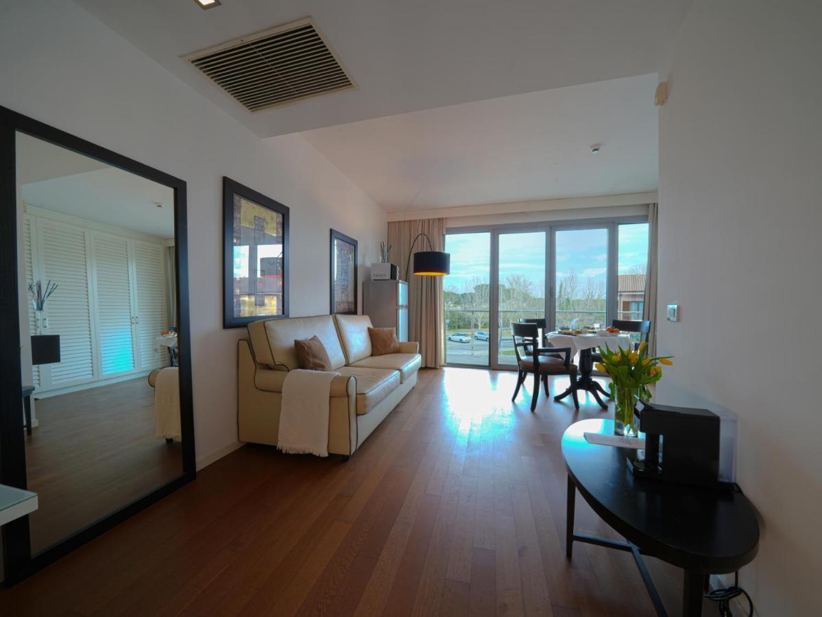 Отель Pisa Tower Plaza Экстерьер фото A living room in a typical apartment