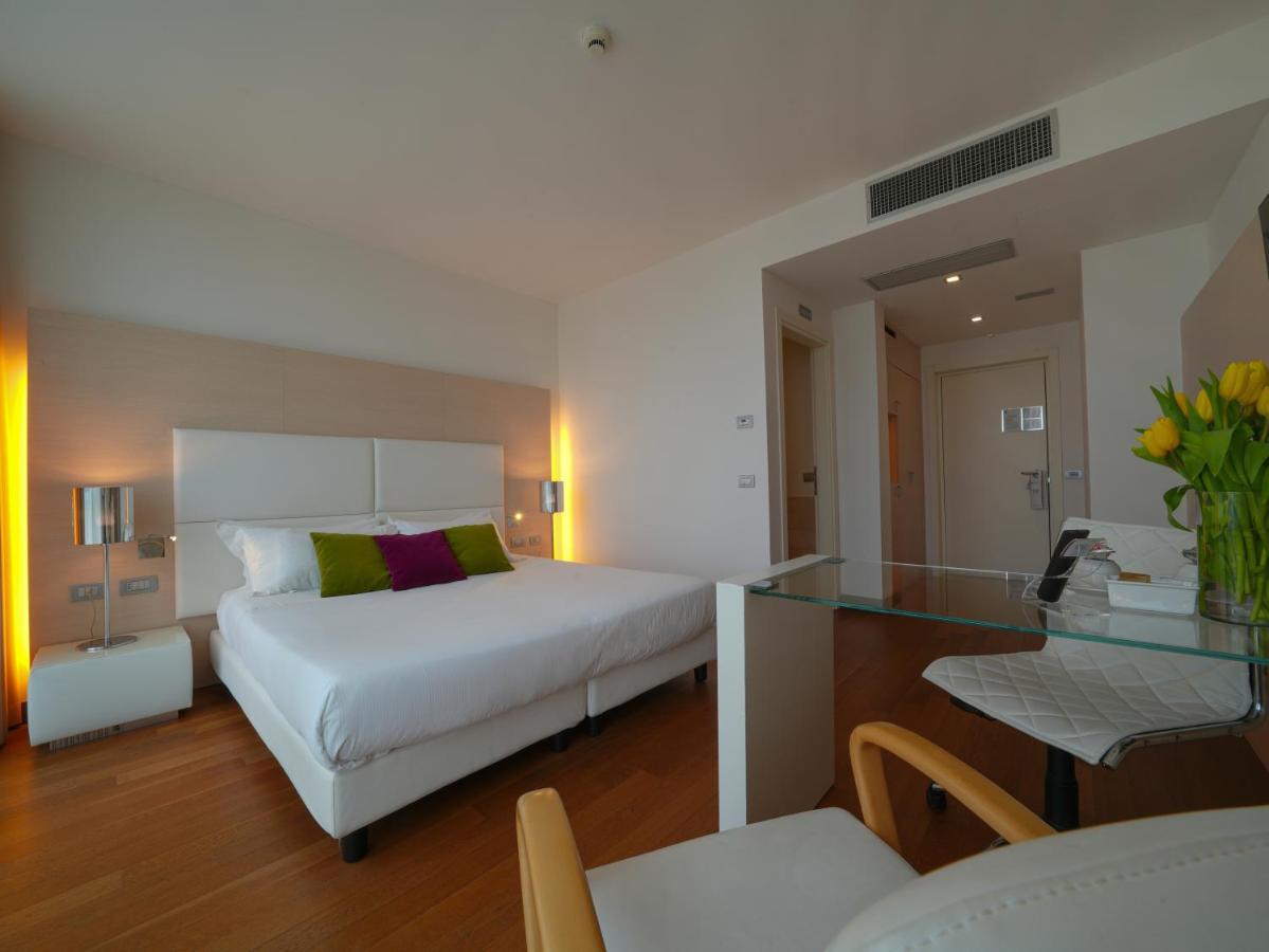 Отель Pisa Tower Plaza Экстерьер фото A room at the hotel